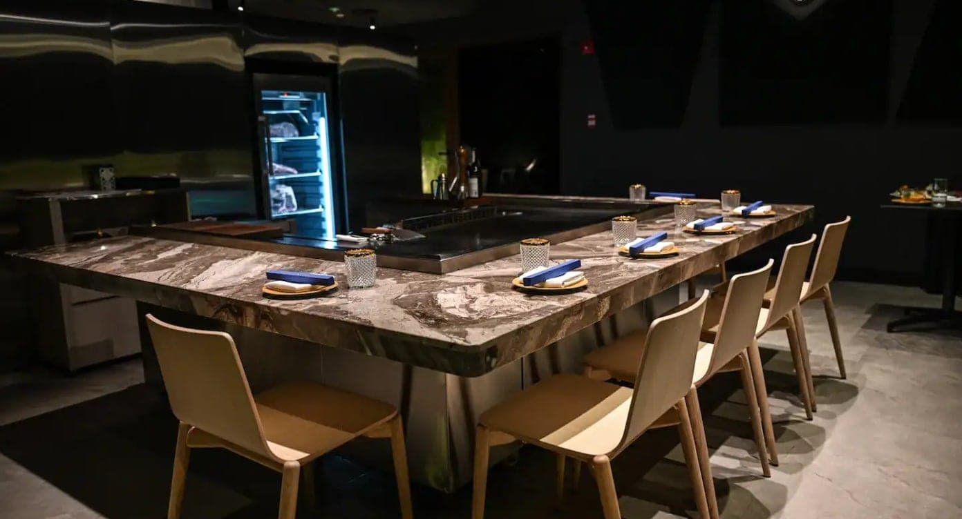 Marble teppanyaki counter and dining room in a warm, low-lit setting at Makoto, Obarrio, Panama City