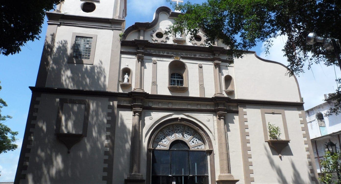 La colonial Iglesia de Santa Ana y su plaza en el histórico barrio de Santa Ana, Ciudad de Panamá