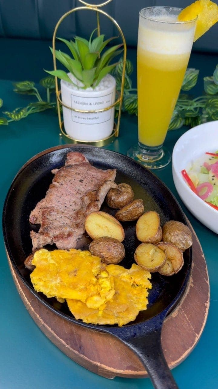 Steak with patacones at 1 Time Panama, El Cangrejo, Panama City