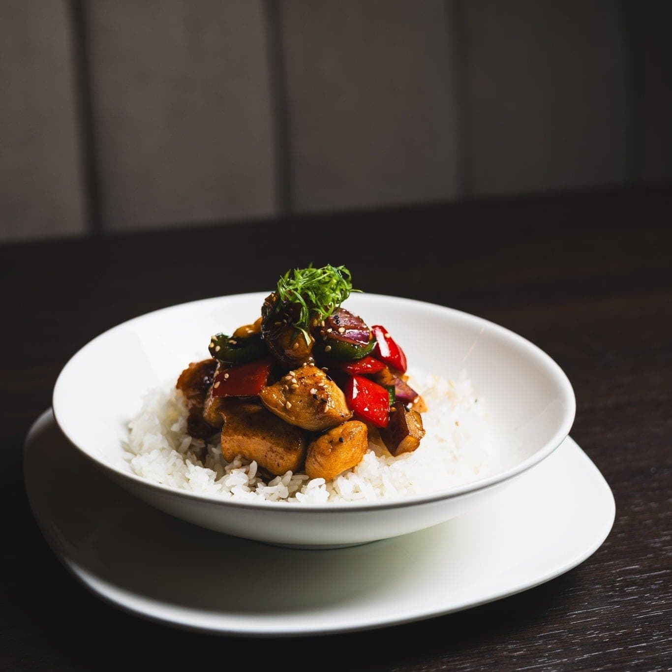 Bowl de arroz con pollo nikkei en Ancon Hill Bar & Restaurant, Marriott, Ciudad de Panamá