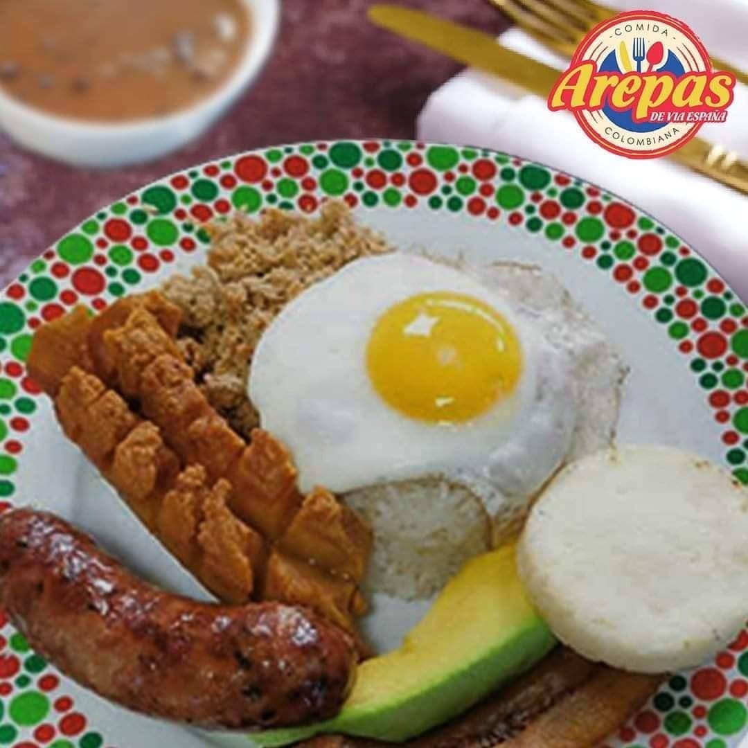 Bandeja paisa en Arepas de Via Espana, El Cangrejo, Ciudad de Panama