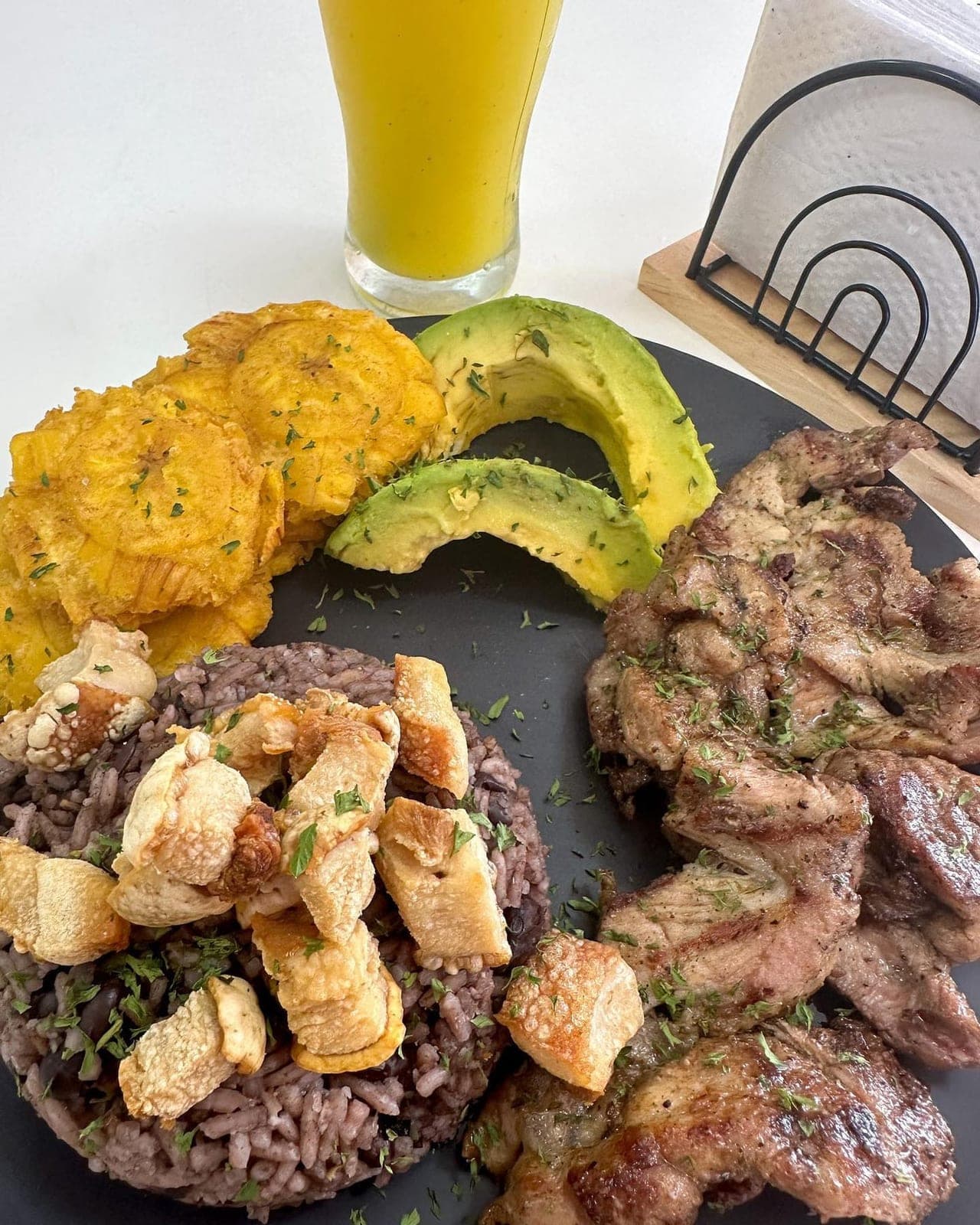 Plato de almuerzo con cerdo a la plancha y patacones en Asaky DiOtti Udon y Bento, Ciudad de Panama
