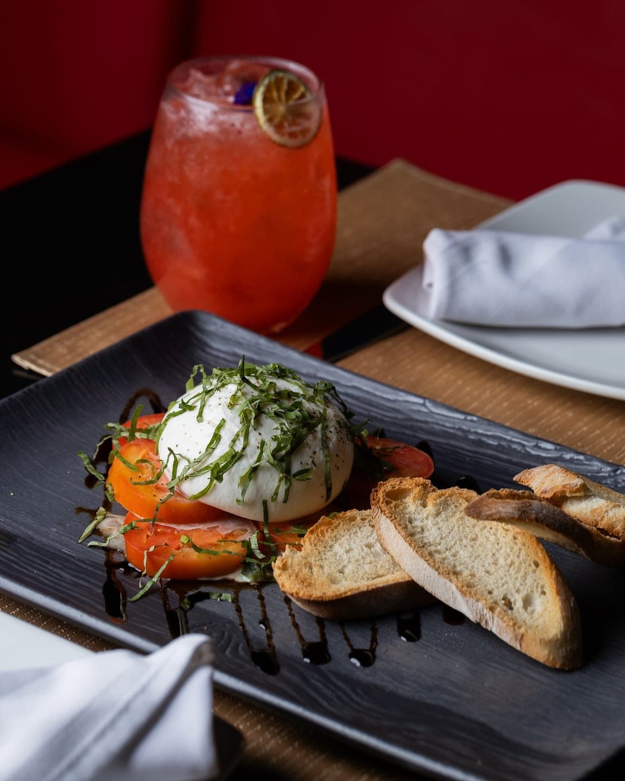 Burrata di bufala con tomate y albahaca en Assisi Restaurant, Obarrio, Ciudad de Panamá