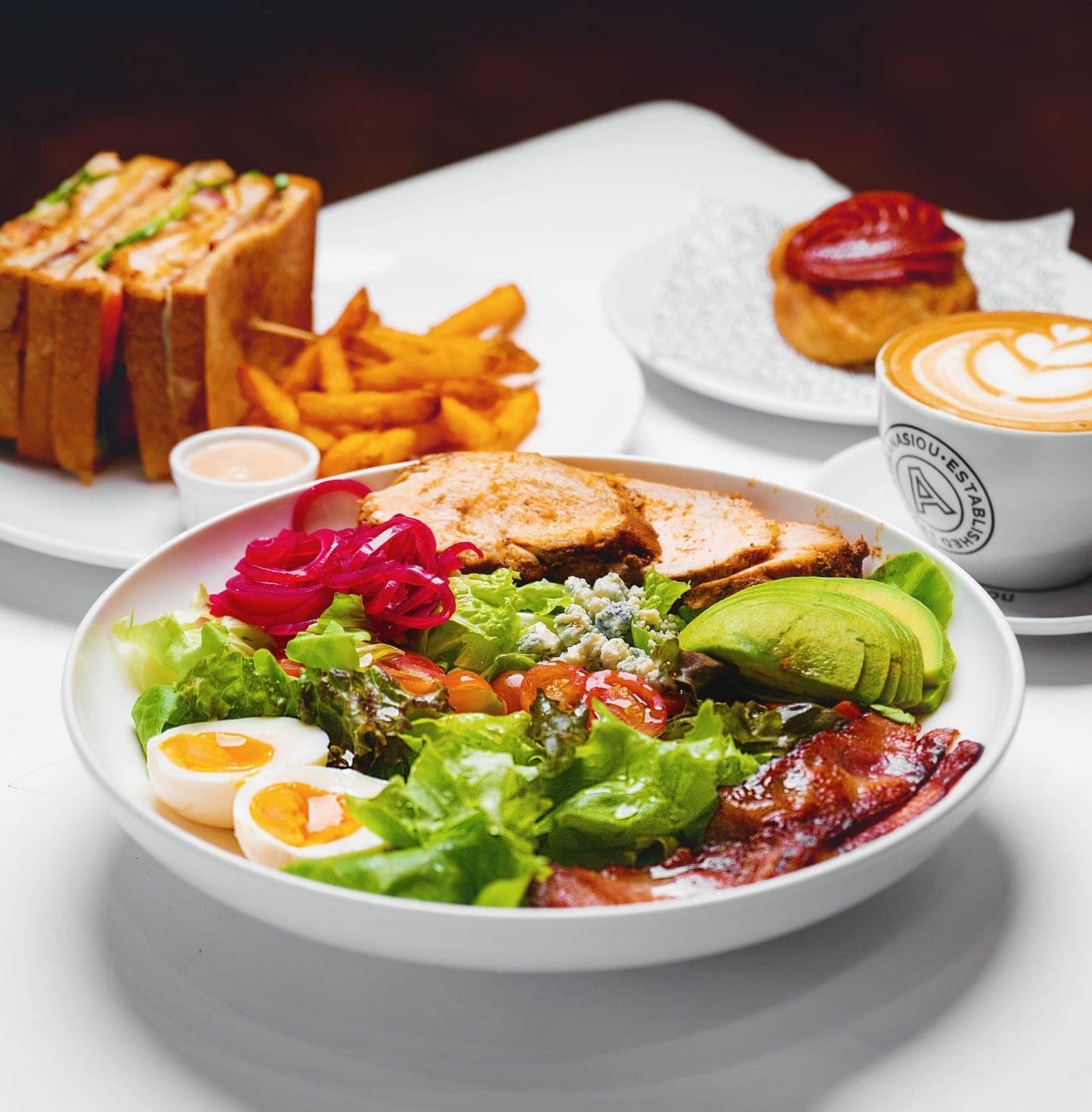 Ensalada, club sandwich y cappuccino en Athanasiou, Albrook, Ciudad de Panamá