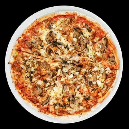 Pizza entera de champiñón y cebolla en Athen's Pizza, Casco Viejo, Ciudad de Panamá