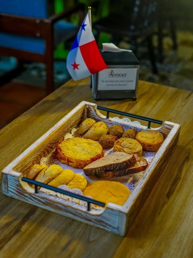 Bandeja de panes y hojaldres sin gluten en AVOCAT Organic Deli, San Francisco, Ciudad de Panama
