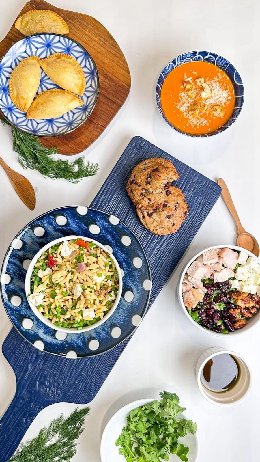 Empanadas, sopa de tomate, ensaladas de orzo y salmon en Bistro MKT, Costa del Este, Ciudad de Panama