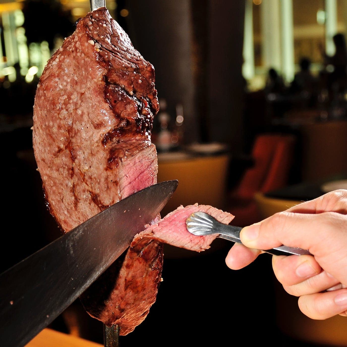 Picanha cortada en la mesa en el rodizio Brazzeiro, Town Center Costa del Este, Ciudad de Panama