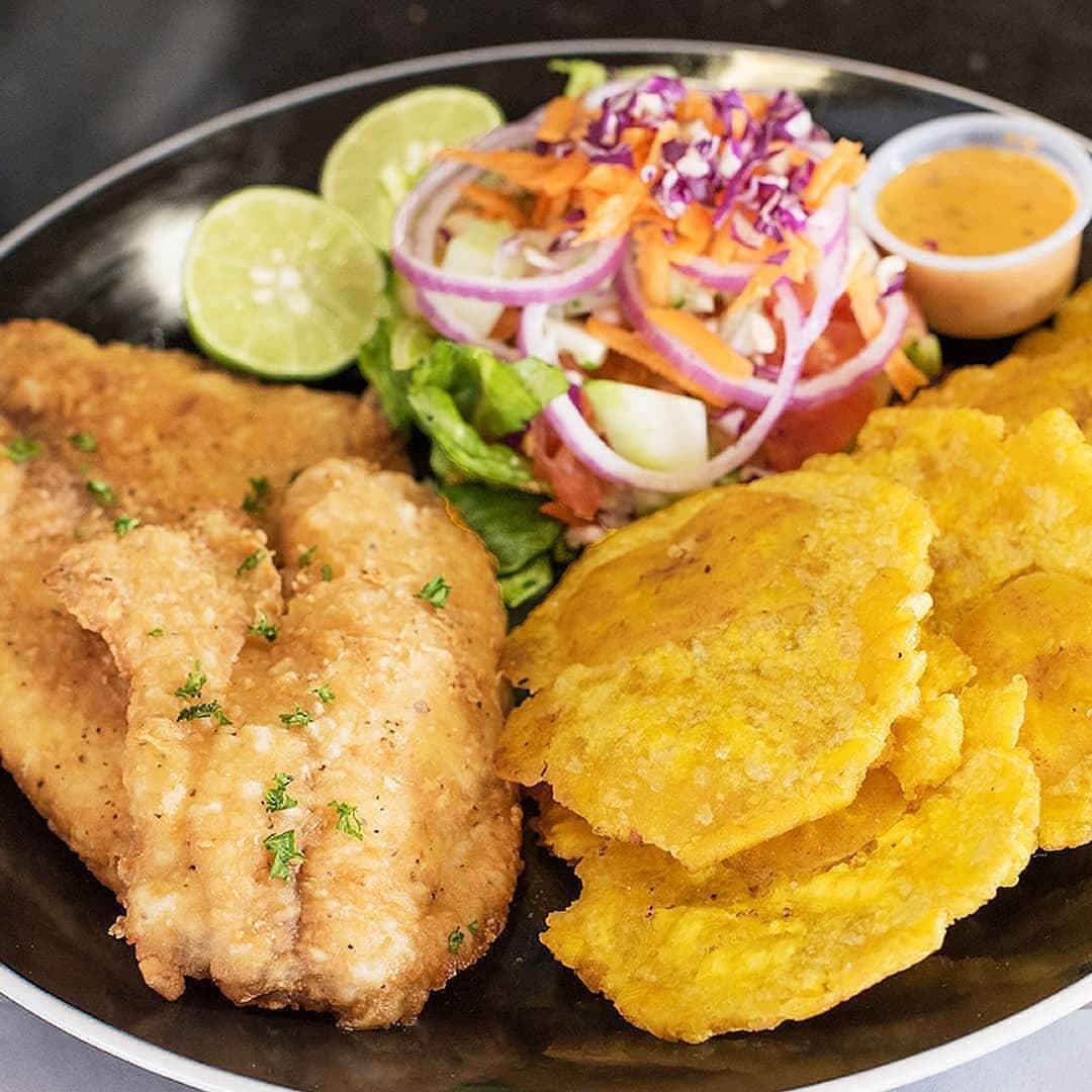 Pescado apanado con patacones en Burger Grill, Ciudad del Saber, Ciudad de Panama
