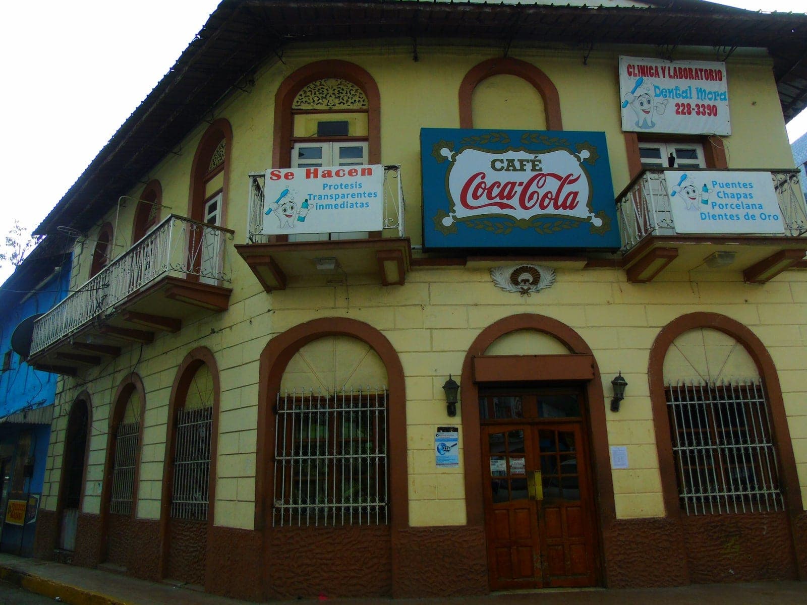 El histórico edificio amarillo de esquina del Café Coca Cola en Casco Viejo / Santa Ana, Ciudad de Panamá