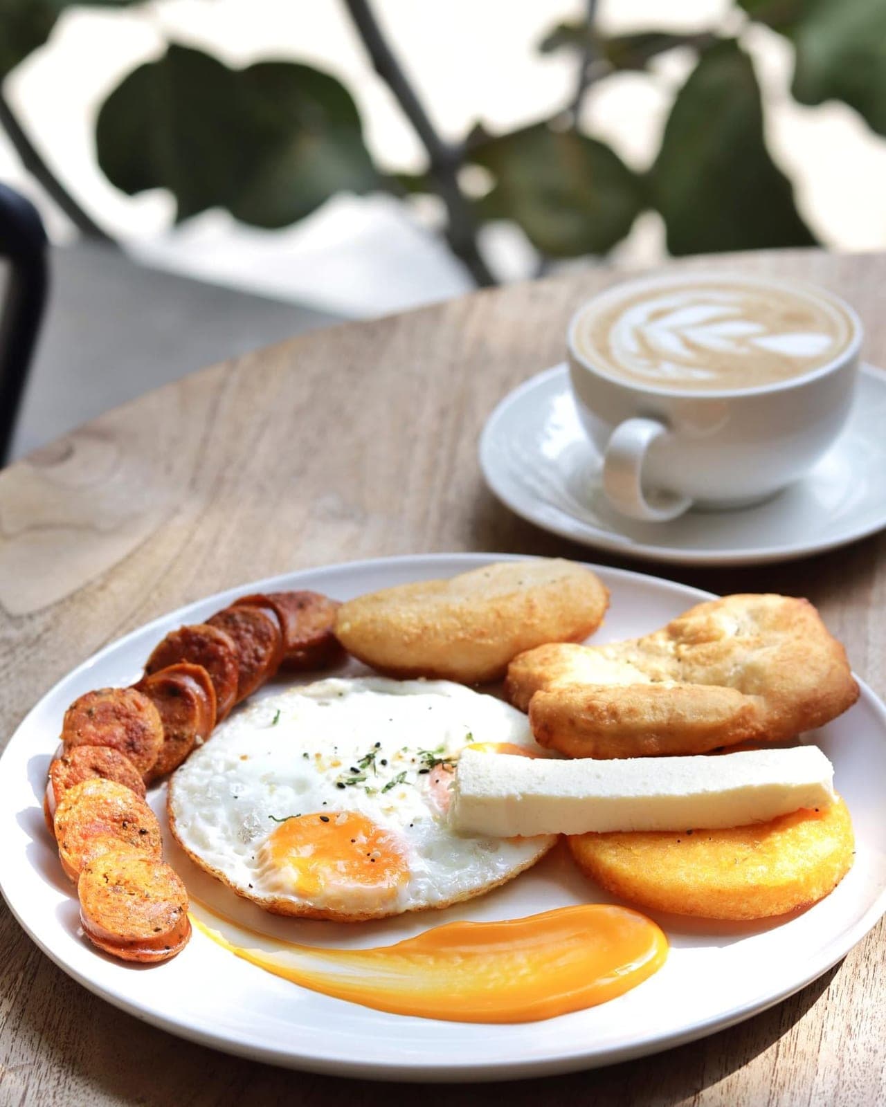 Desayuno panameno con cafe en Nacion Lirica, Santa Ana, Ciudad de Panama
