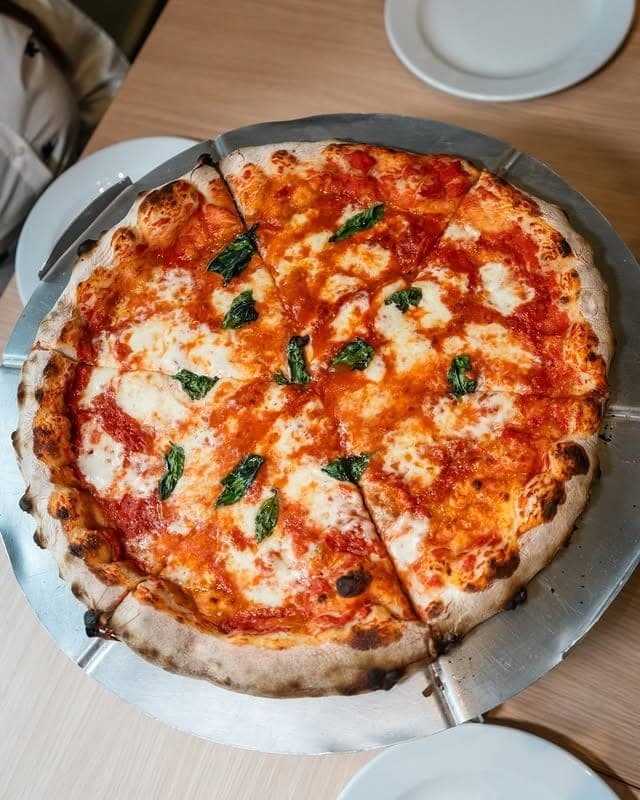 Margherita pizza with tomato and mozzarella at Calicanto Trattoria, Casco Viejo, Panama City