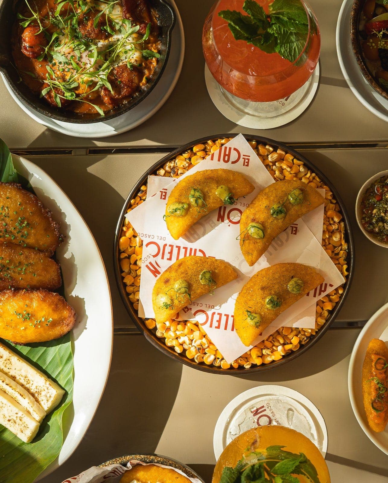Vista cenital de platos panameños con empanadas y tajadas en Callejon del Casco, Casco Viejo, Ciudad de Panamá