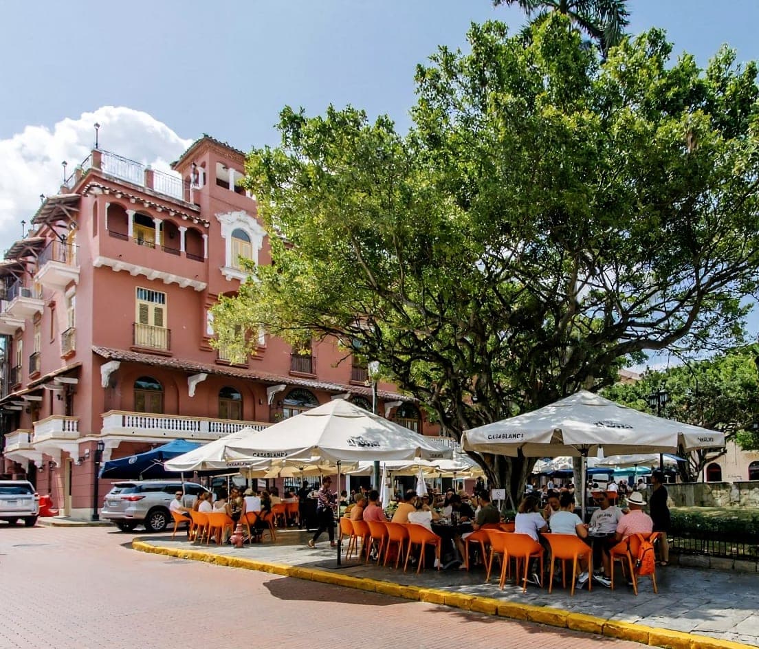 Salón glaseado emplatado en Casablanca, Plaza Bolívar, Casco Viejo, Ciudad de Panamá