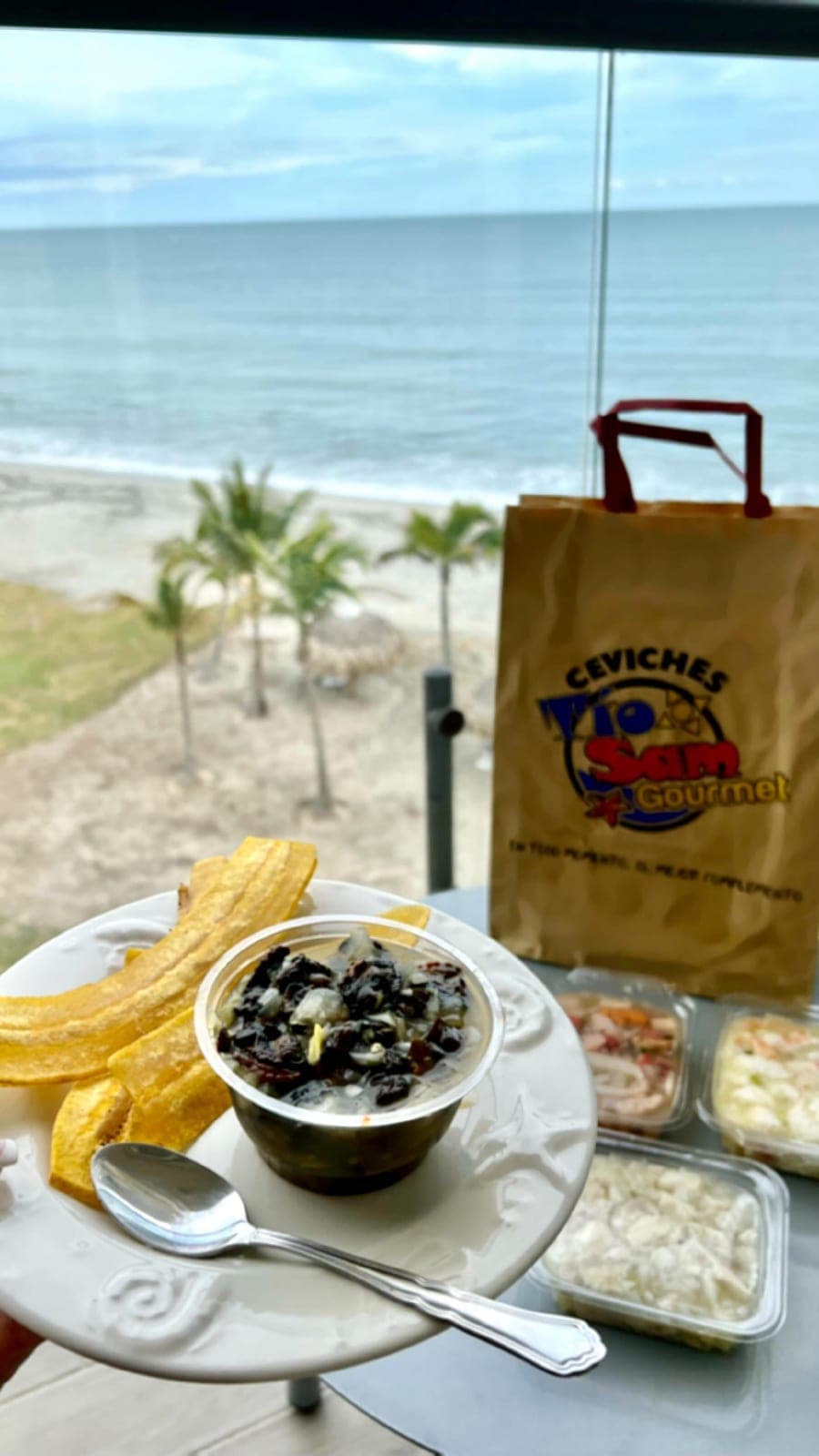 Ceviche con chips de plátano y vista al mar en Ceviches Tio Sam Gourmet, Ciudad de Panamá