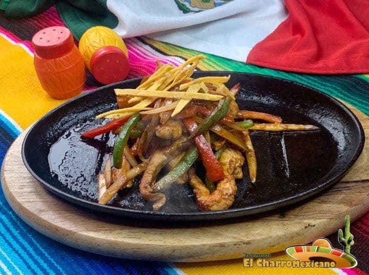Fajitas de pollo en sartén de hierro caliente en Charro Mexicano, Costa del Este, Ciudad de Panamá