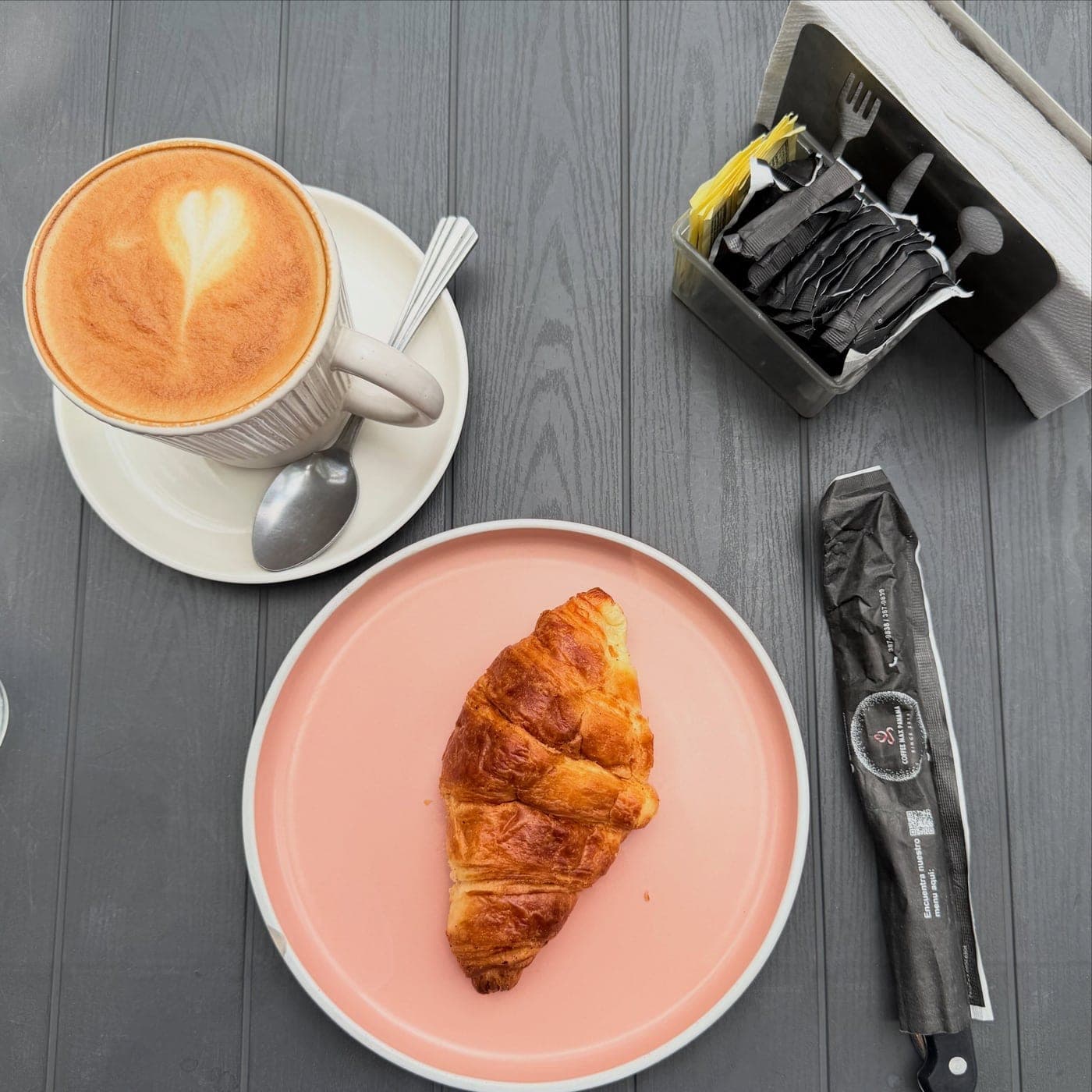 Capuchino y croissant en Coffee Max Obarrio, Bella Vista, Ciudad de Panamá