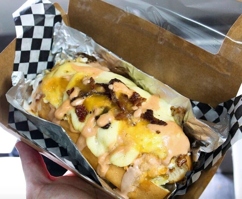 Hot dog cargado con queso y tocino en Del Maiz, Albrook, Ciudad de Panama