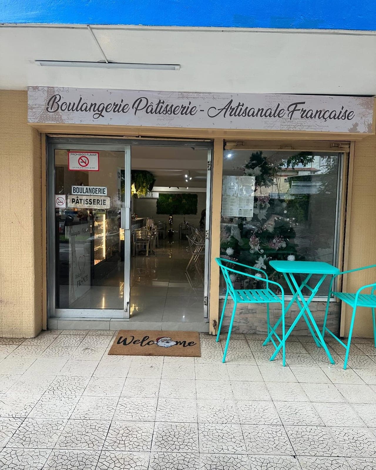 Délices de France French bakery storefront and terrace, El Cangrejo, Panama City