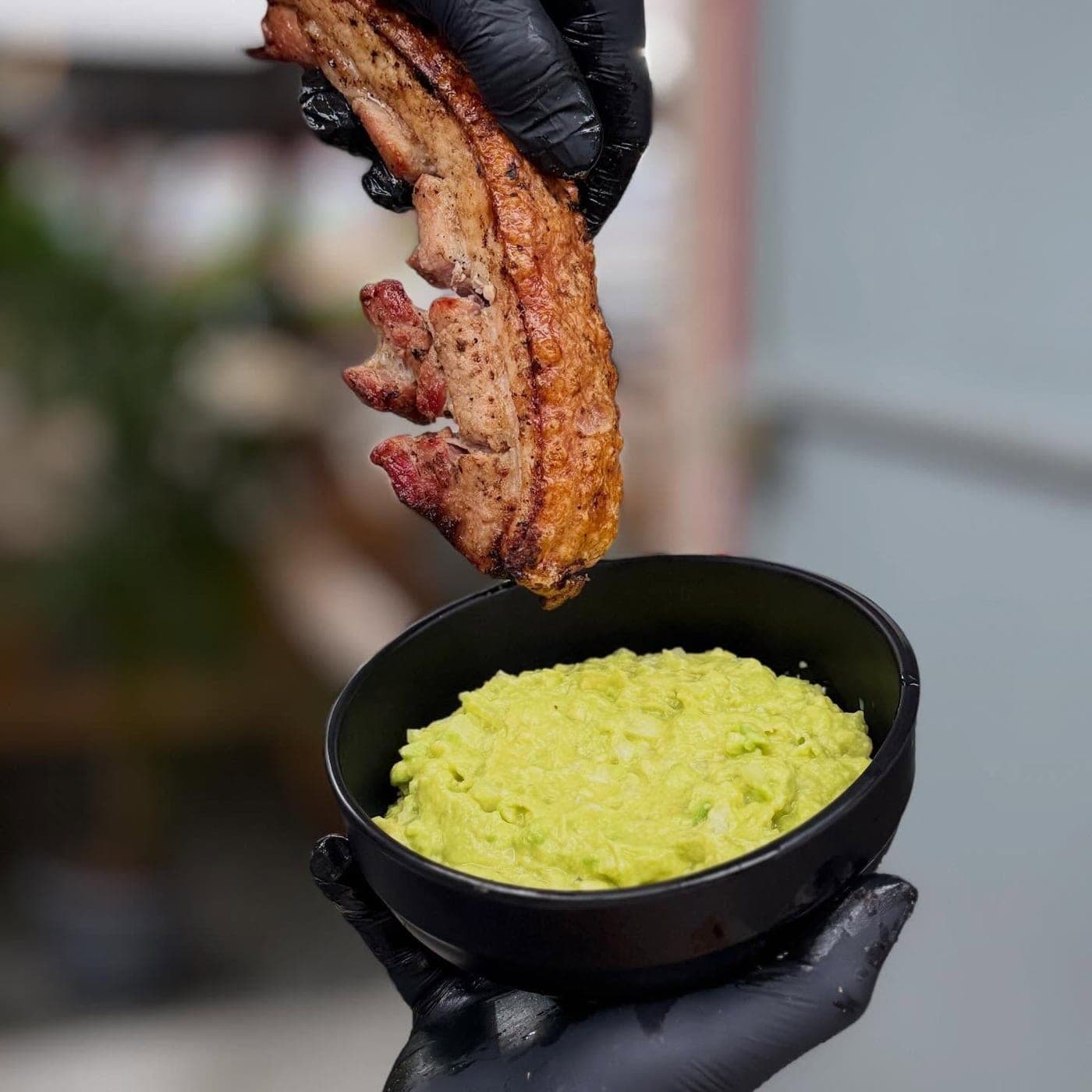 Chicharrón de cerdo a la parrilla con guacamole en Delilocos, El Cangrejo, Ciudad de Panamá