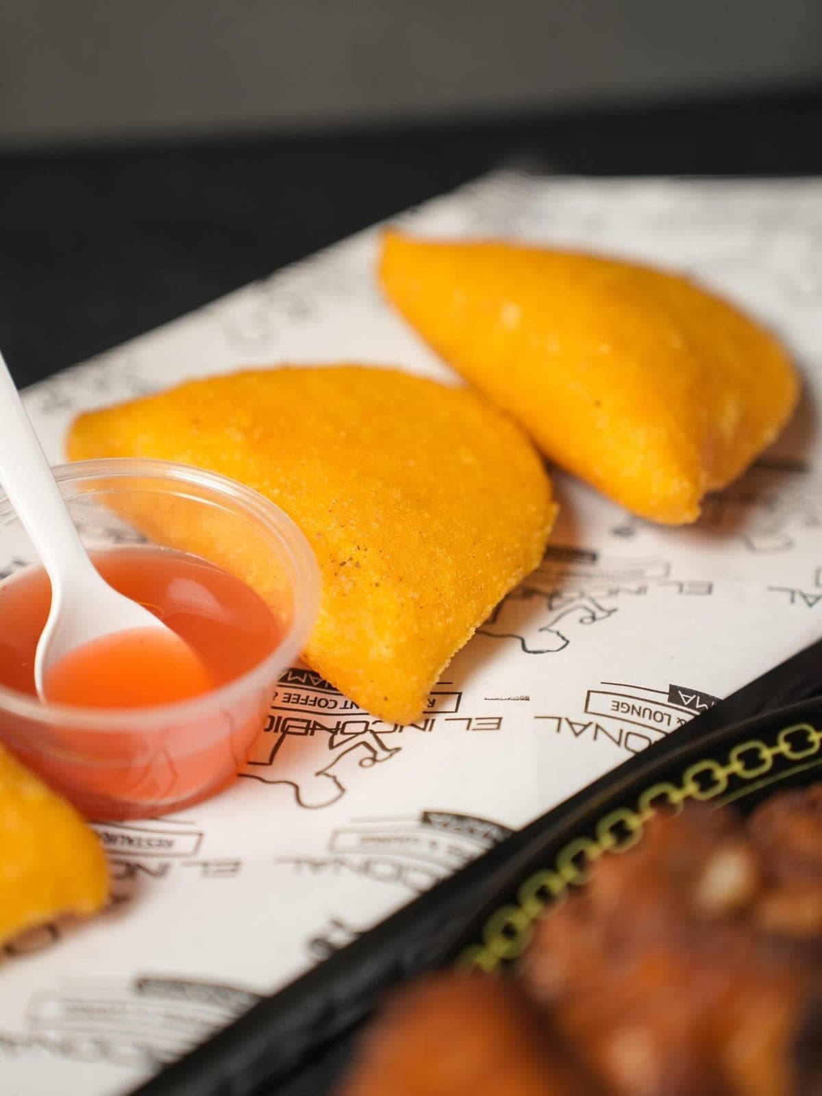 Empanadas fritas con salsa para mojar en El Incondicional, Marbella, Ciudad de Panamá