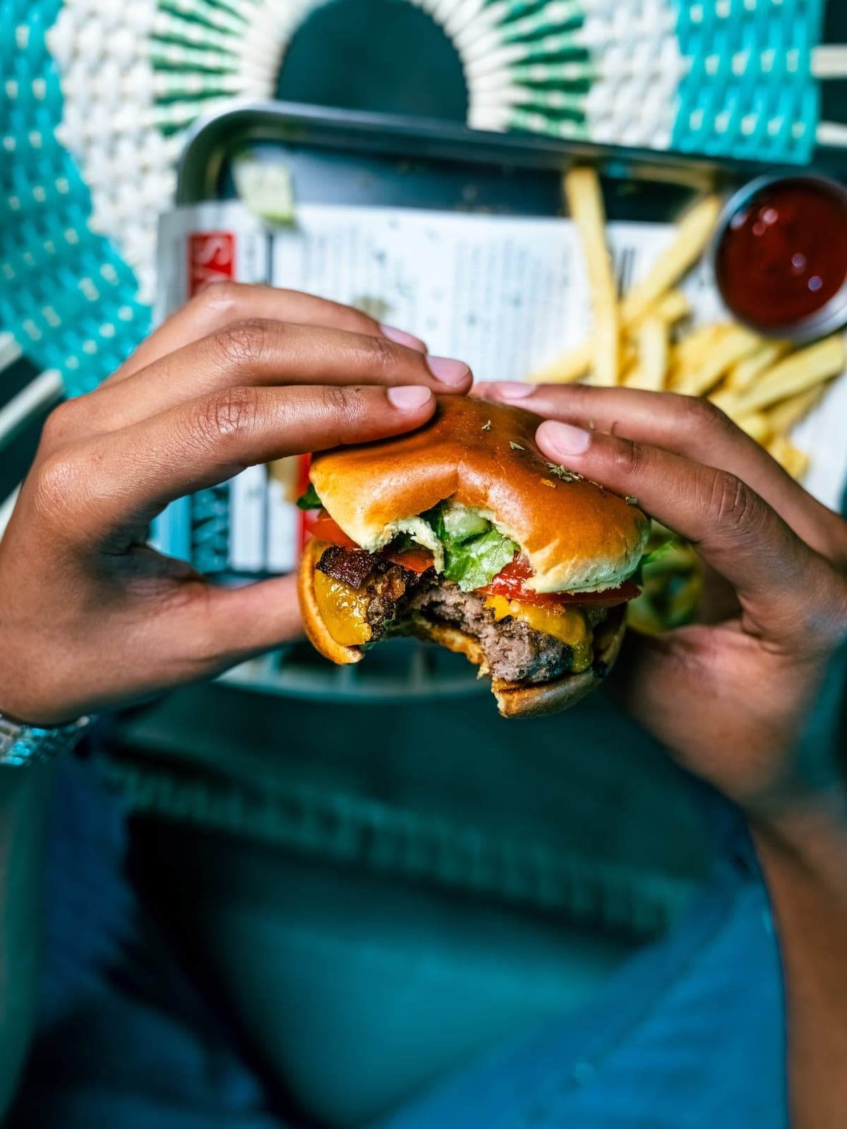 Hamburguesa con papas fritas en El Perico Manoso Brewing Co., Obarrio, Ciudad de Panama