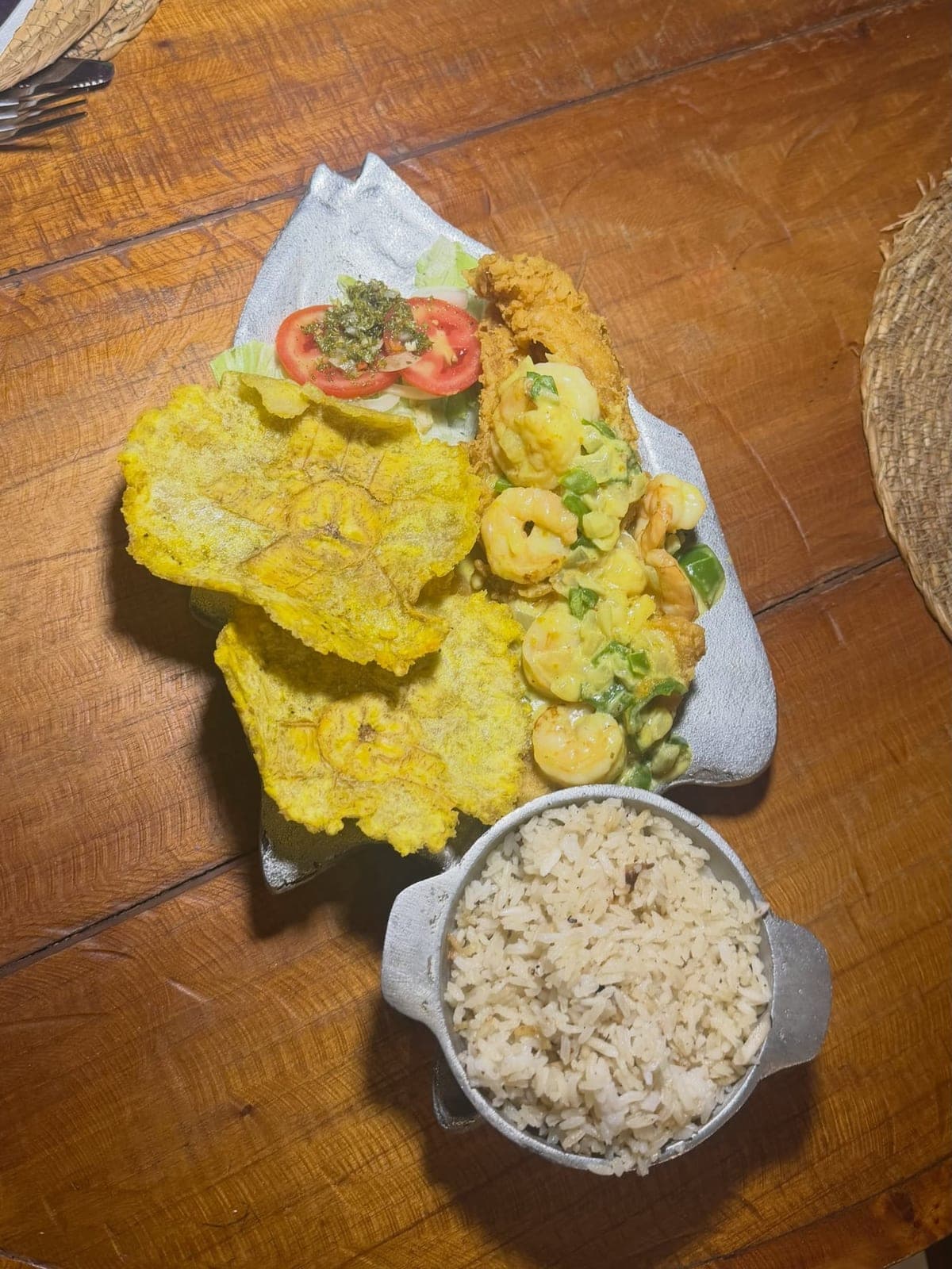 Filete frito con camarones al coco curry y patacones en En La Fondita De Golan, Marbella, Ciudad de Panama