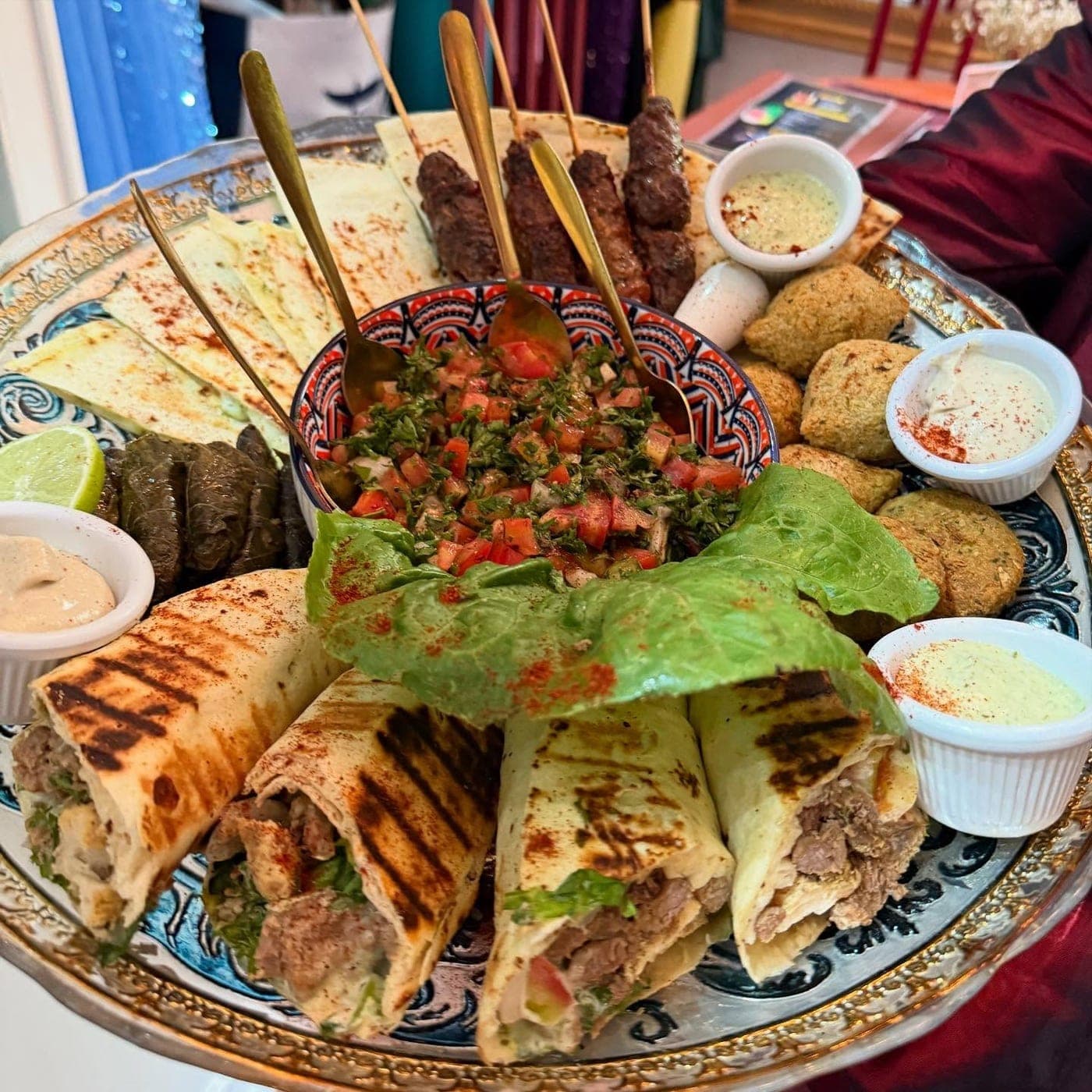 Plato mixto turco con kebabs, shawarma, kibbeh y salsas en Estambul Turkish Delight, Casco Viejo, Ciudad de Panama