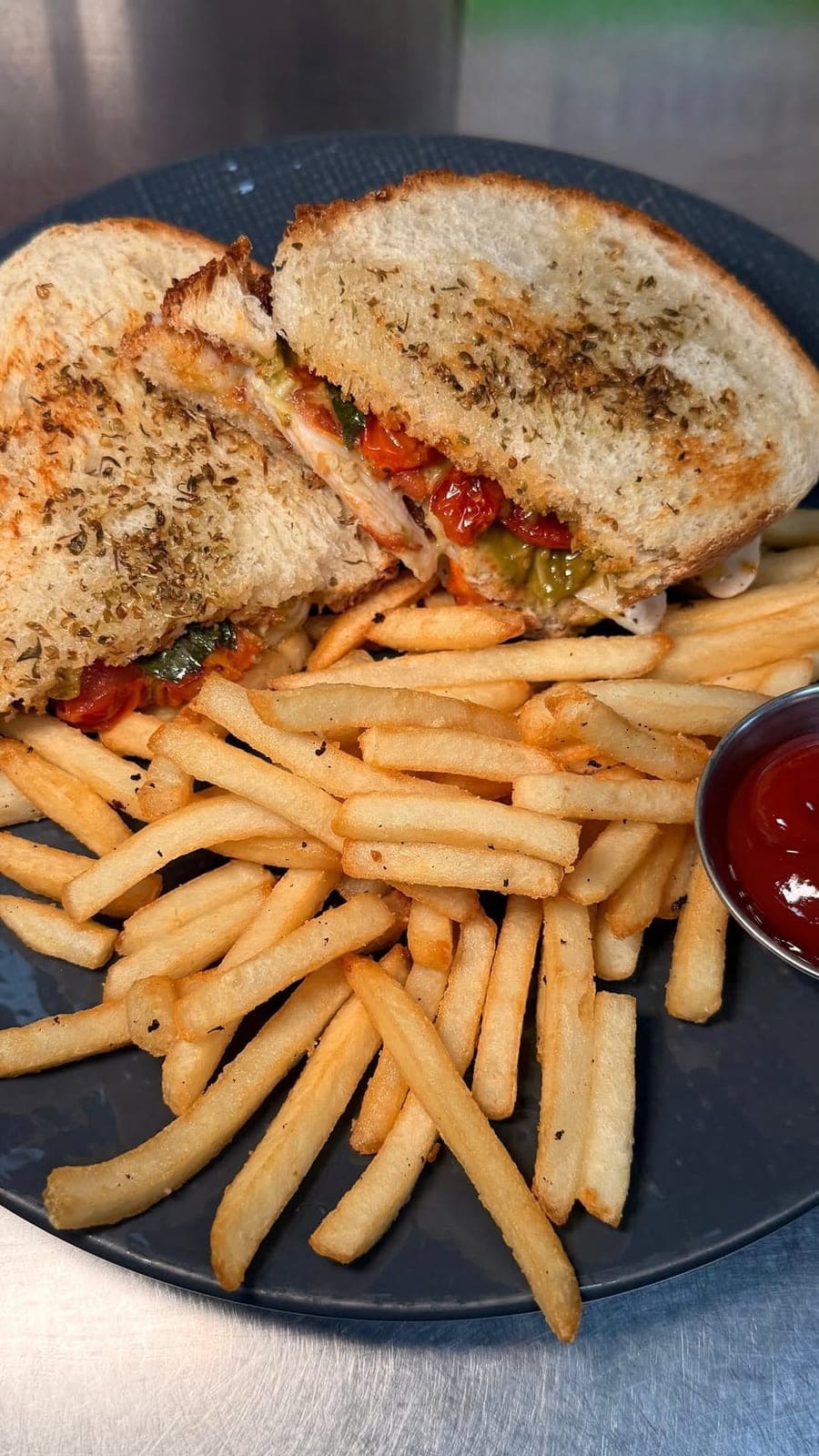 Sandwich tostado con papas fritas en Feel Good Restaurante, El Cangrejo, Ciudad de Panama