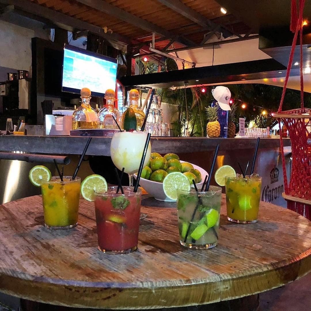 Bar de terraza al aire libre con luces y palmeras en Finca del Mar, Casco Viejo, Ciudad de Panamá