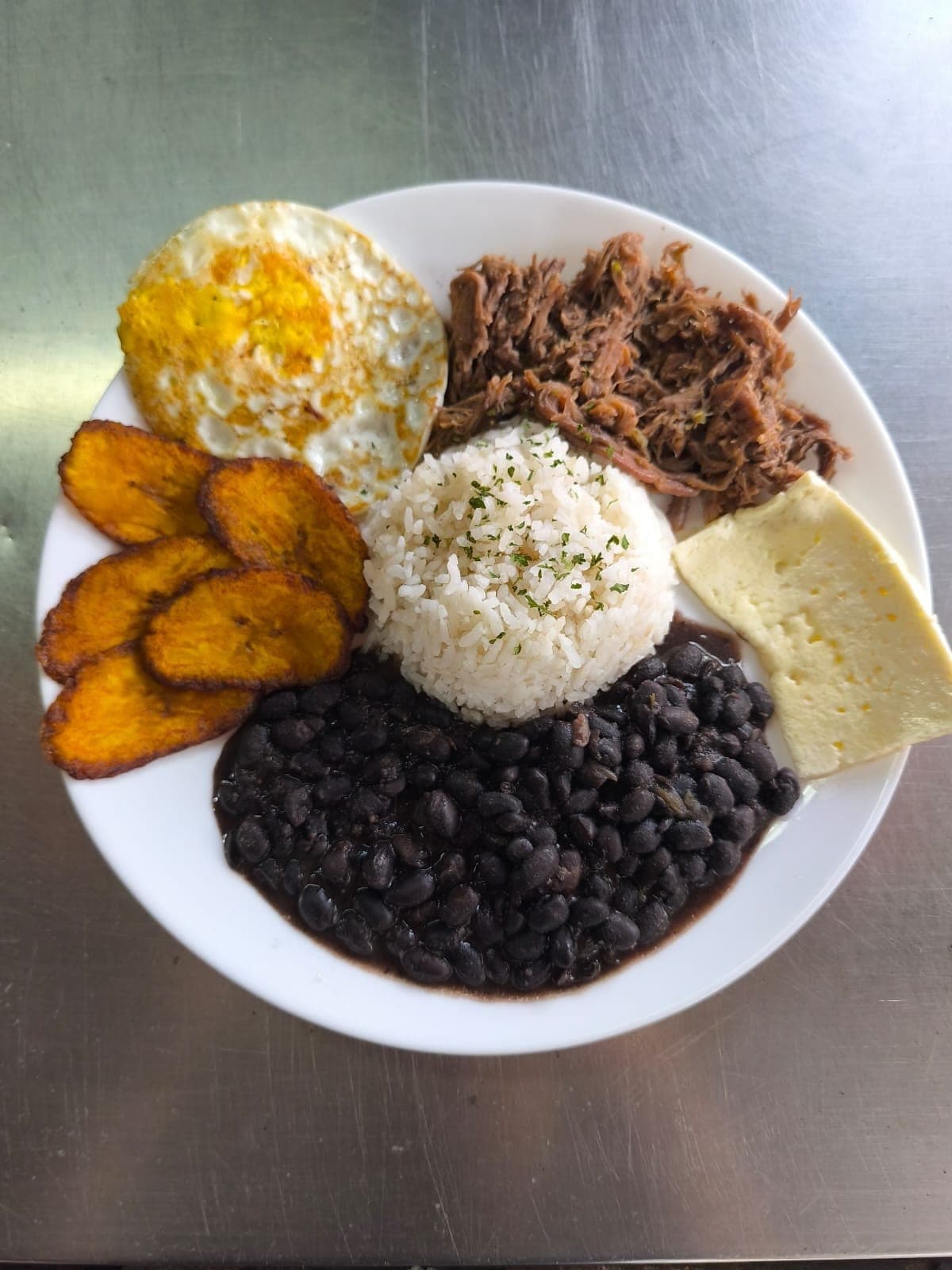 Plato de pabellon venezolano en Fren! Eat & Chill, El Cangrejo, Ciudad de Panama