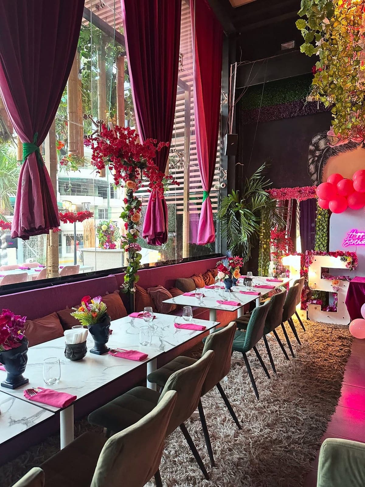 Dining room at Frida Food & Lounge, San Francisco, Panama City