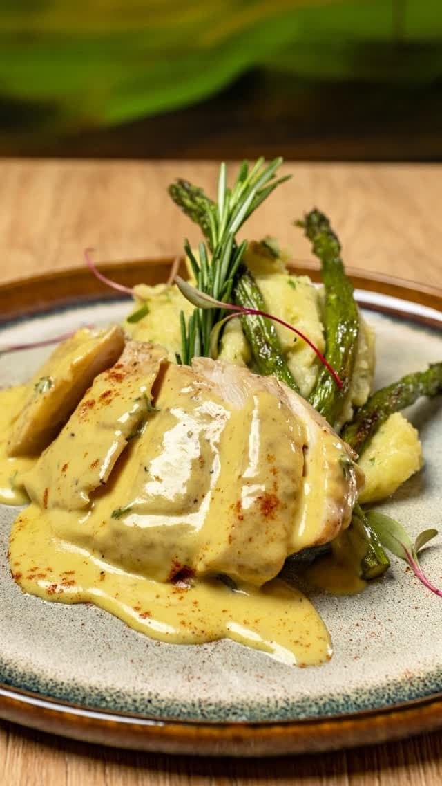 Chicken with cream sauce, mashed potato and asparagus at Green Bar, San Francisco, Panama City