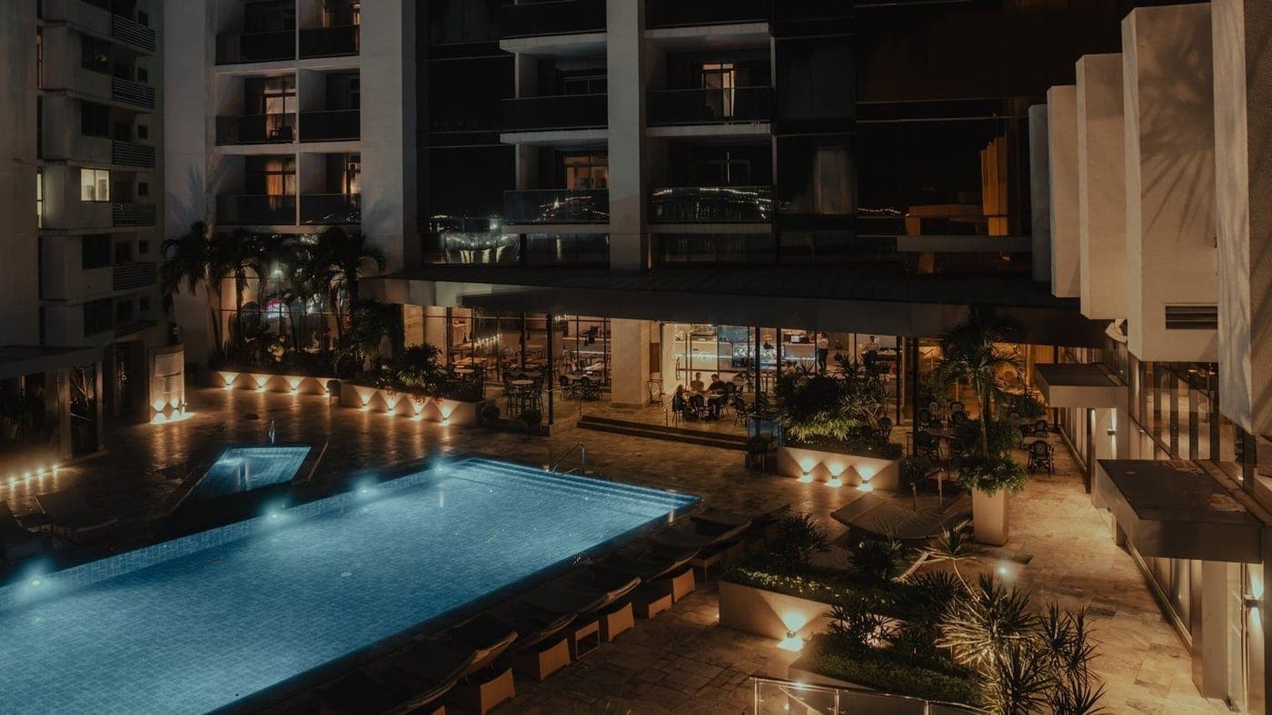 Piscina y bar de terraza de noche en el Hilton Panama, Bella Vista, Ciudad de Panama