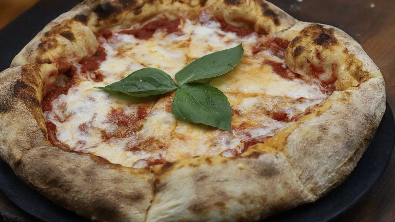 Pizza margarita fresca con albahaca en Il Padrino Pizzeria, Casco Viejo, Ciudad de Panamá