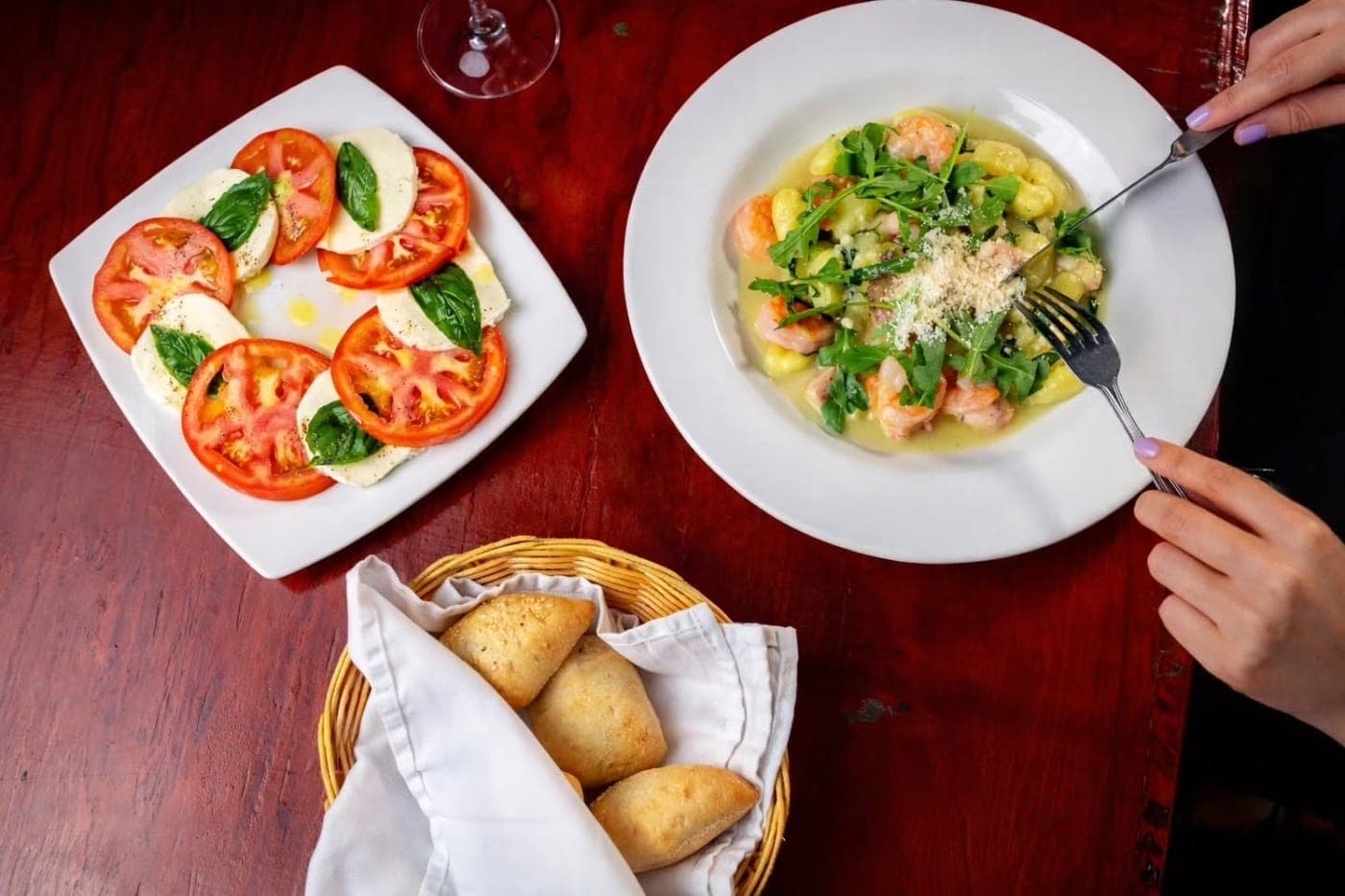 Caprese y noquis con camarones en Il Tula, San Francisco, Ciudad de Panamá