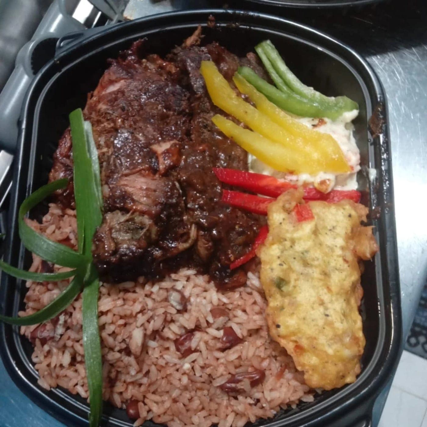 Carne jerk con arroz con gandules en Jamaican Cuisine, Obarrio, Ciudad de Panamá