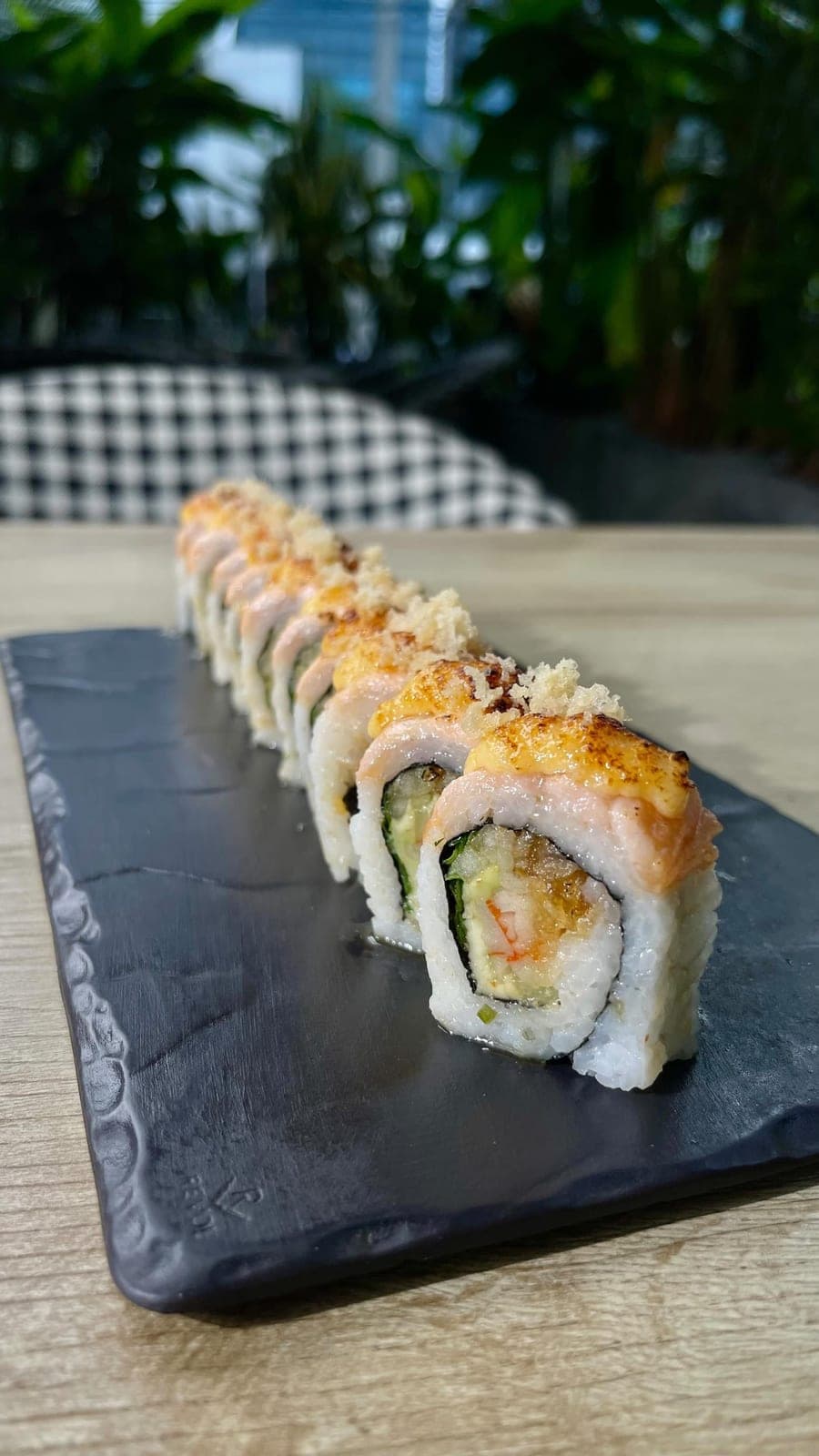 Roll de sushi con salmon en KAVA, El Cangrejo, Ciudad de Panama