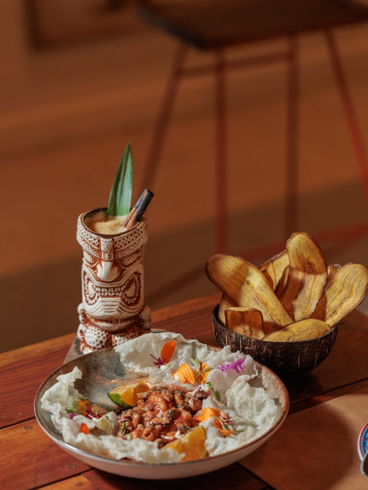 Ceviche de mariscos con chips de platano y un coctel en KILIAN Restaurant, San Francisco, Ciudad de Panama