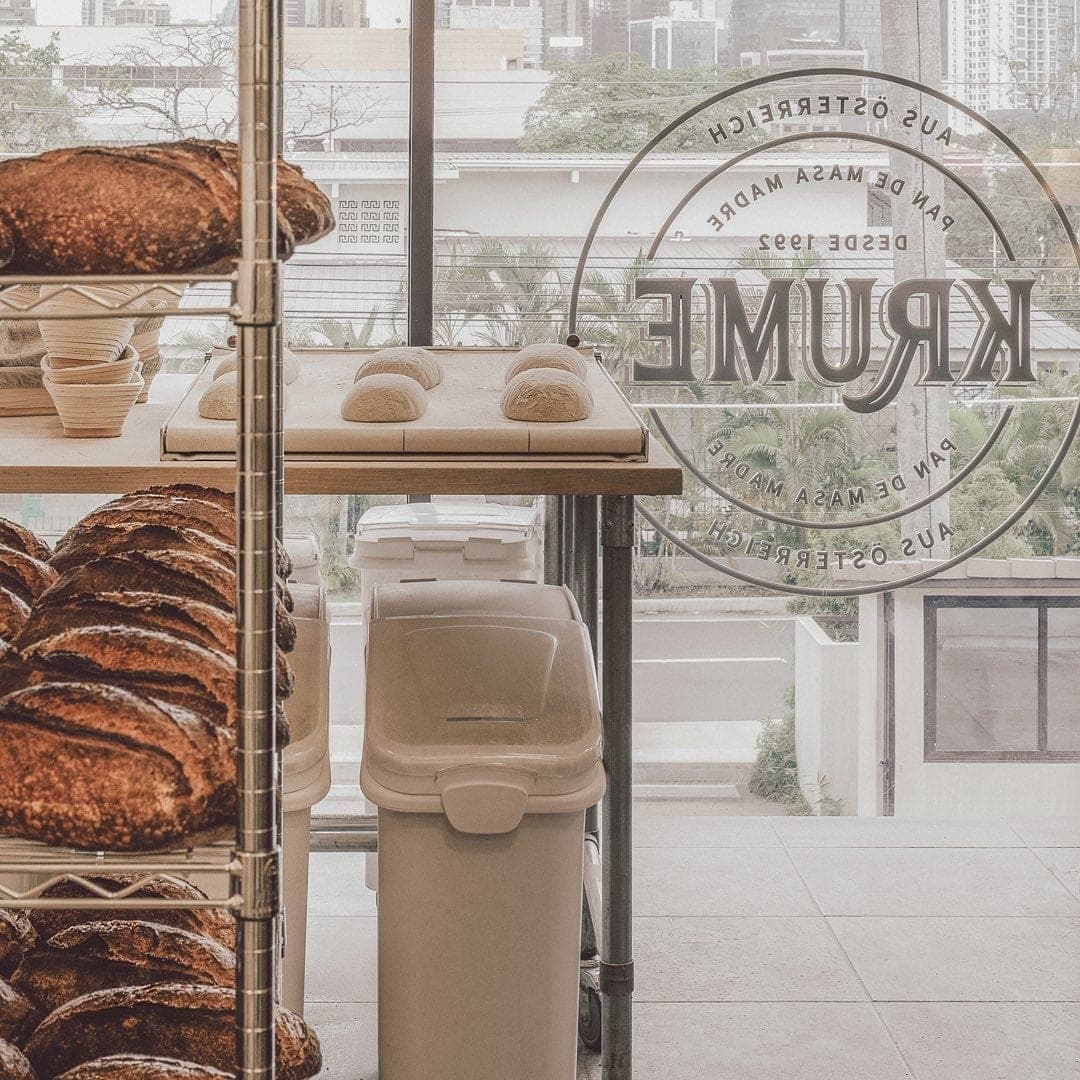 Panes de masa madre en la panadería Krume Bäcker, Ciudad de Panamá