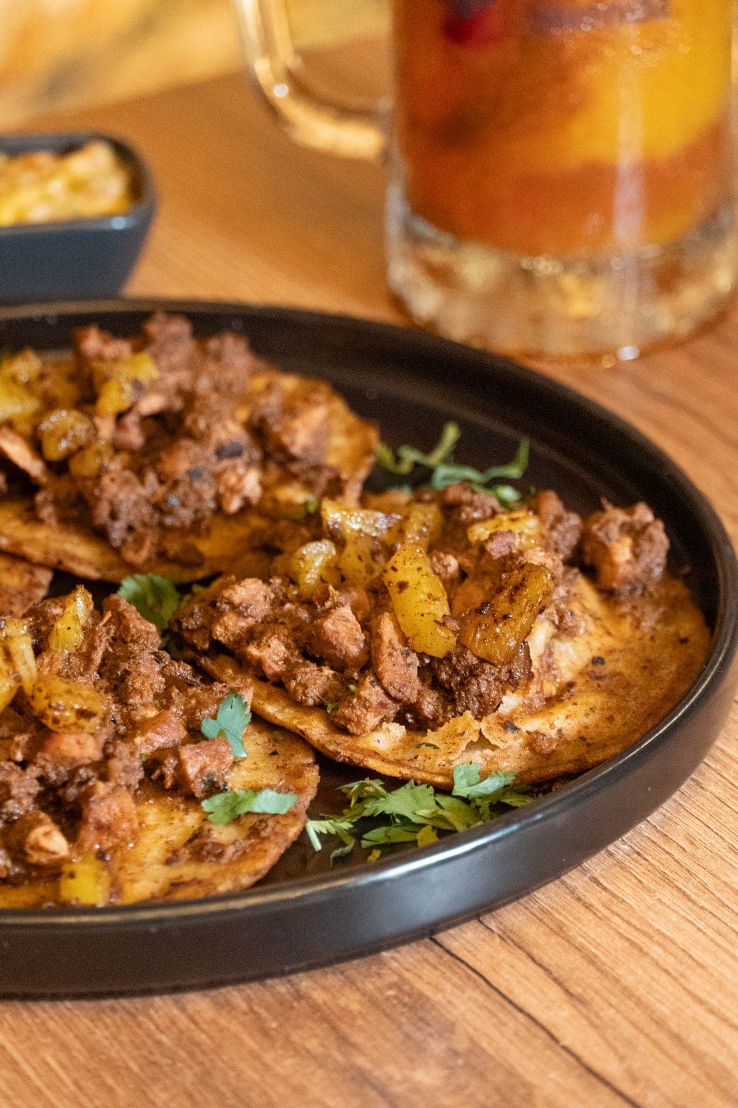 Plato de tacos al pastor con piña y cilantro en La Pinche Cantina, Casco Viejo, Ciudad de Panamá