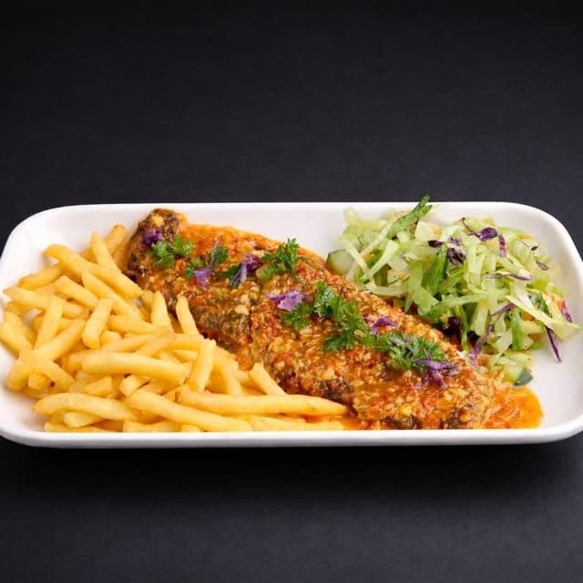 Filete de pescado frito con papas y ensalada en La Polleria, San Francisco, Ciudad de Panama