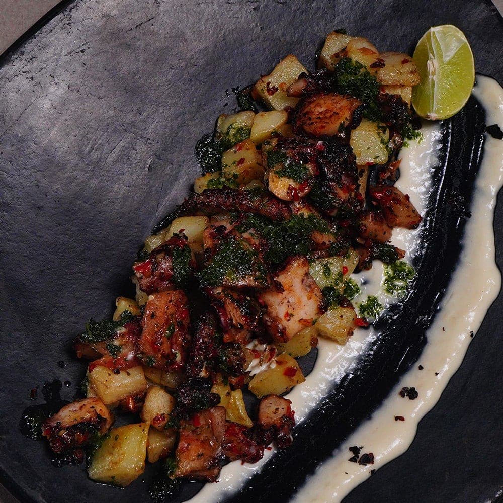 Pulpo a la parrilla con papas y chimichurri en La Pulpería, Casco Viejo, Ciudad de Panamá