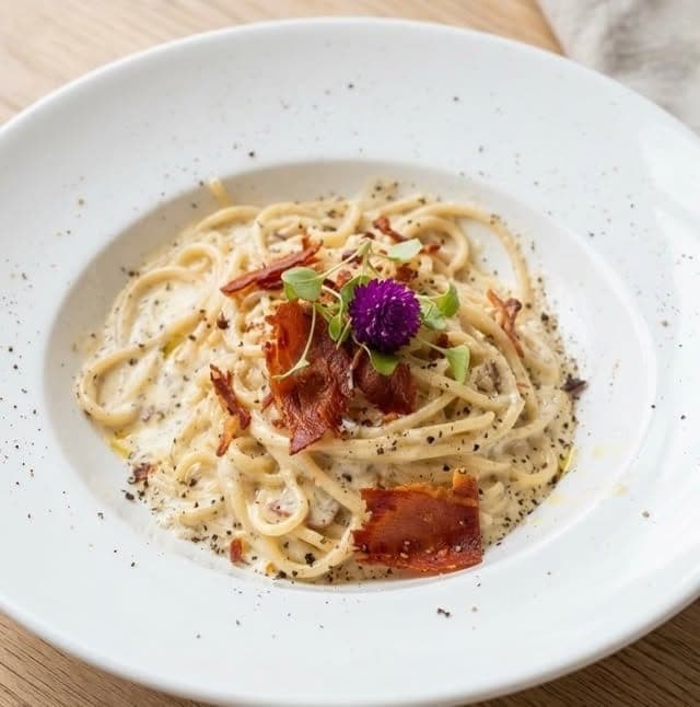 Spaghetti Bianca Luna cremoso con prosciutto crocante en La Scarpetta Ristorante, Bella Vista, Ciudad de Panama