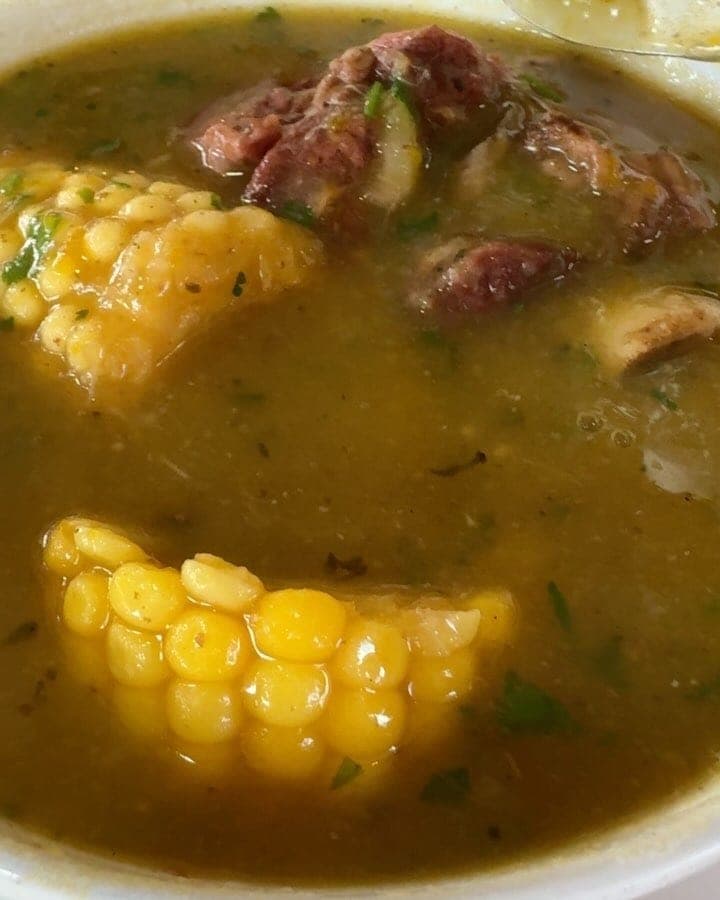 Sancocho con mazorca en La Talanquera de la 50, Ciudad de Panamá
