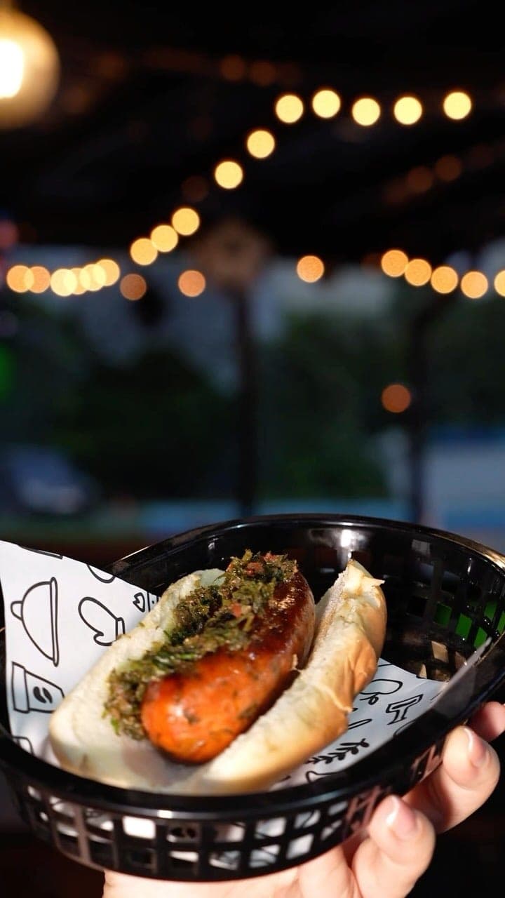 Choripan con chimichurri en La Tasquita Urbana by Carne en Vara, Costa del Este, Ciudad de Panama