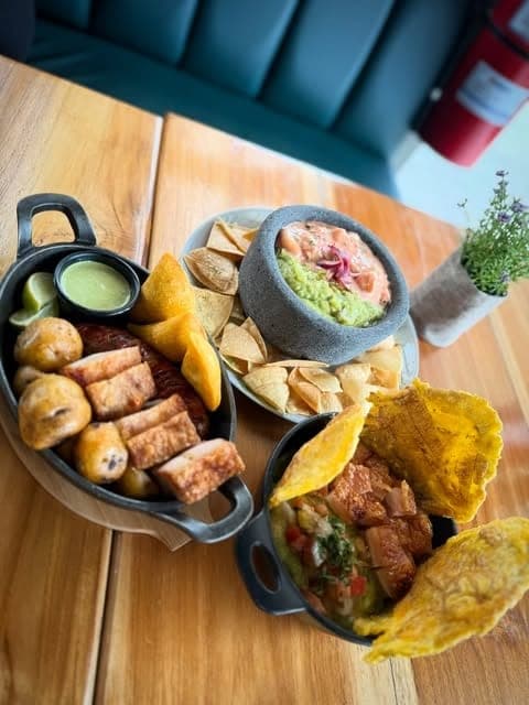 Picada de chicharron, guacamole y patacones en Lalo's Frutitas & Mas, Bella Vista, Ciudad de Panama