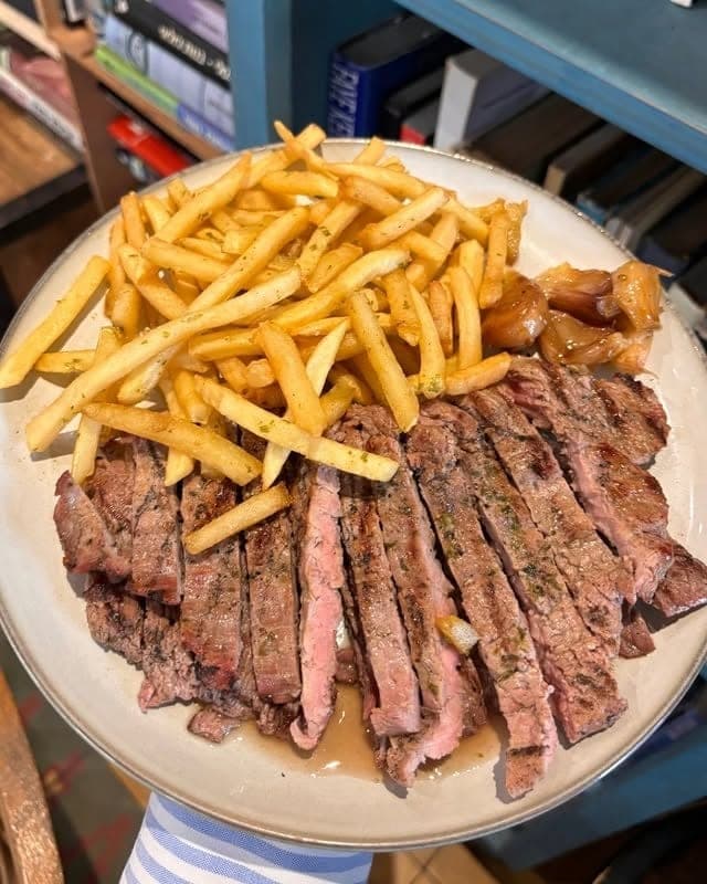 Entraña a la parrilla con papas fritas en Lula Casco, Casco Viejo, Ciudad de Panamá