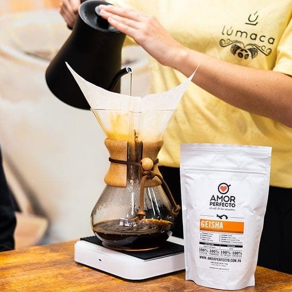 Preparación en Chemex junto a una bolsa de café Geisha en Lumaca, Casco Viejo, Ciudad de Panamá