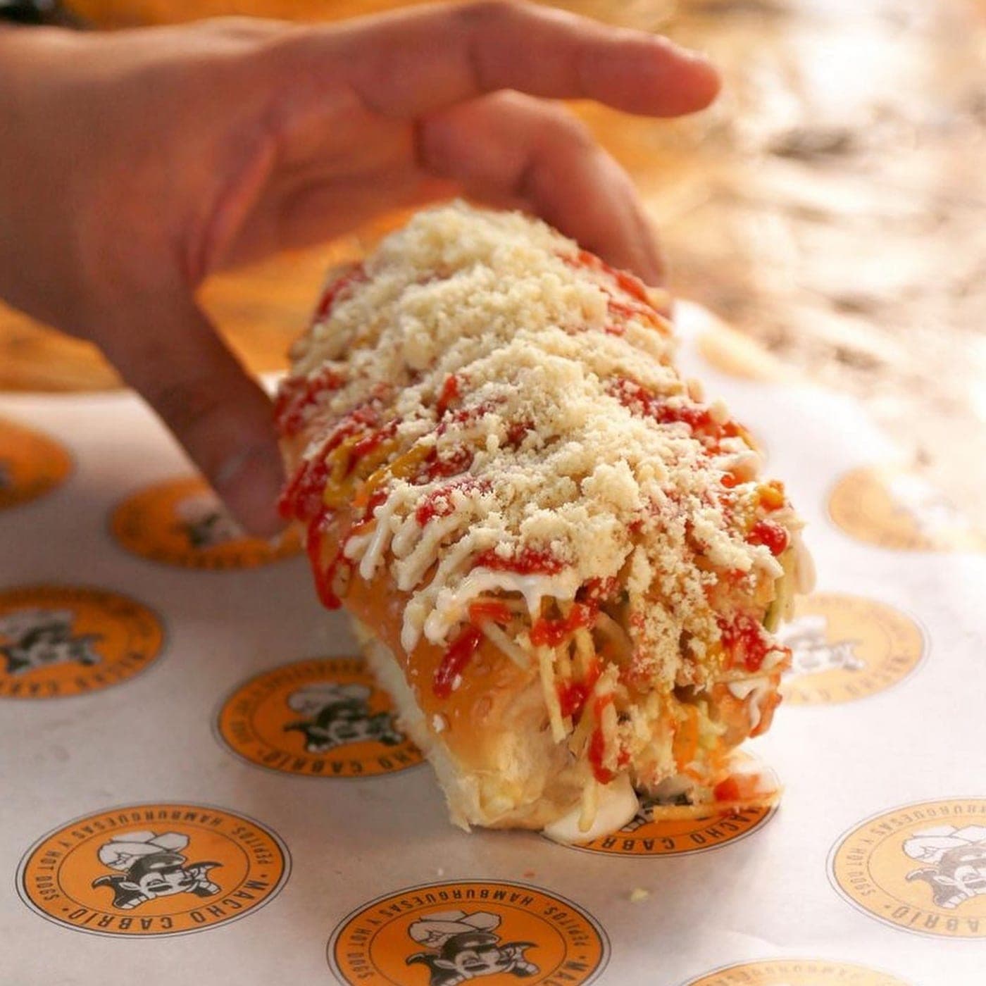 Hot dog cargado en Macho Cabrio, San Francisco, Ciudad de Panamá